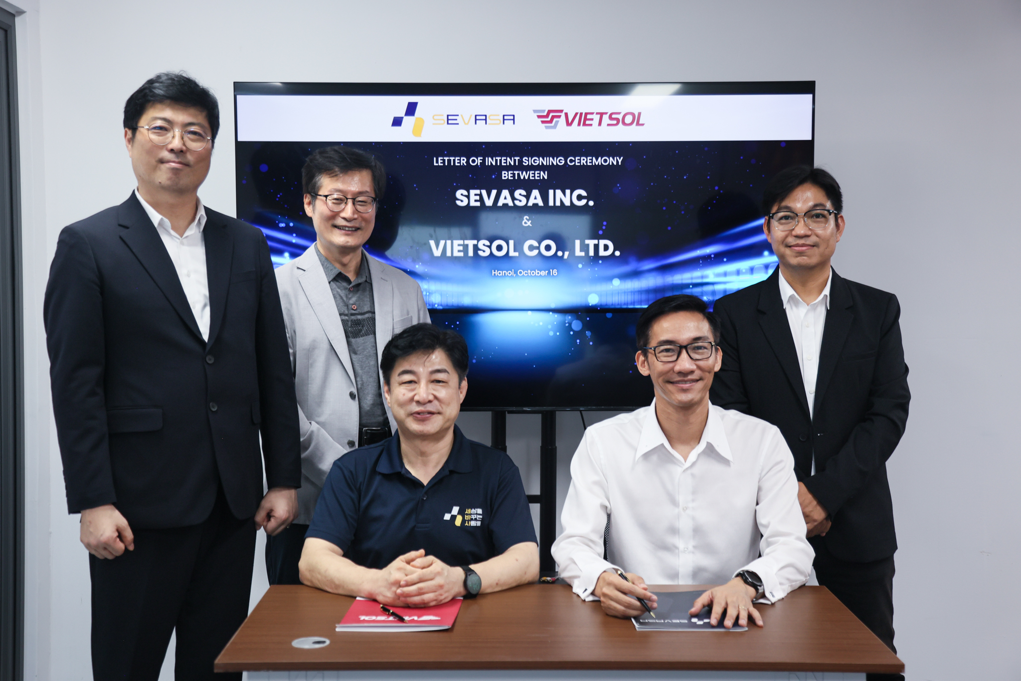Representatives of Vietsol and SEVASA signing a Letter of Intent to collaborate on Smart EV Charging solutions in Vietnam.