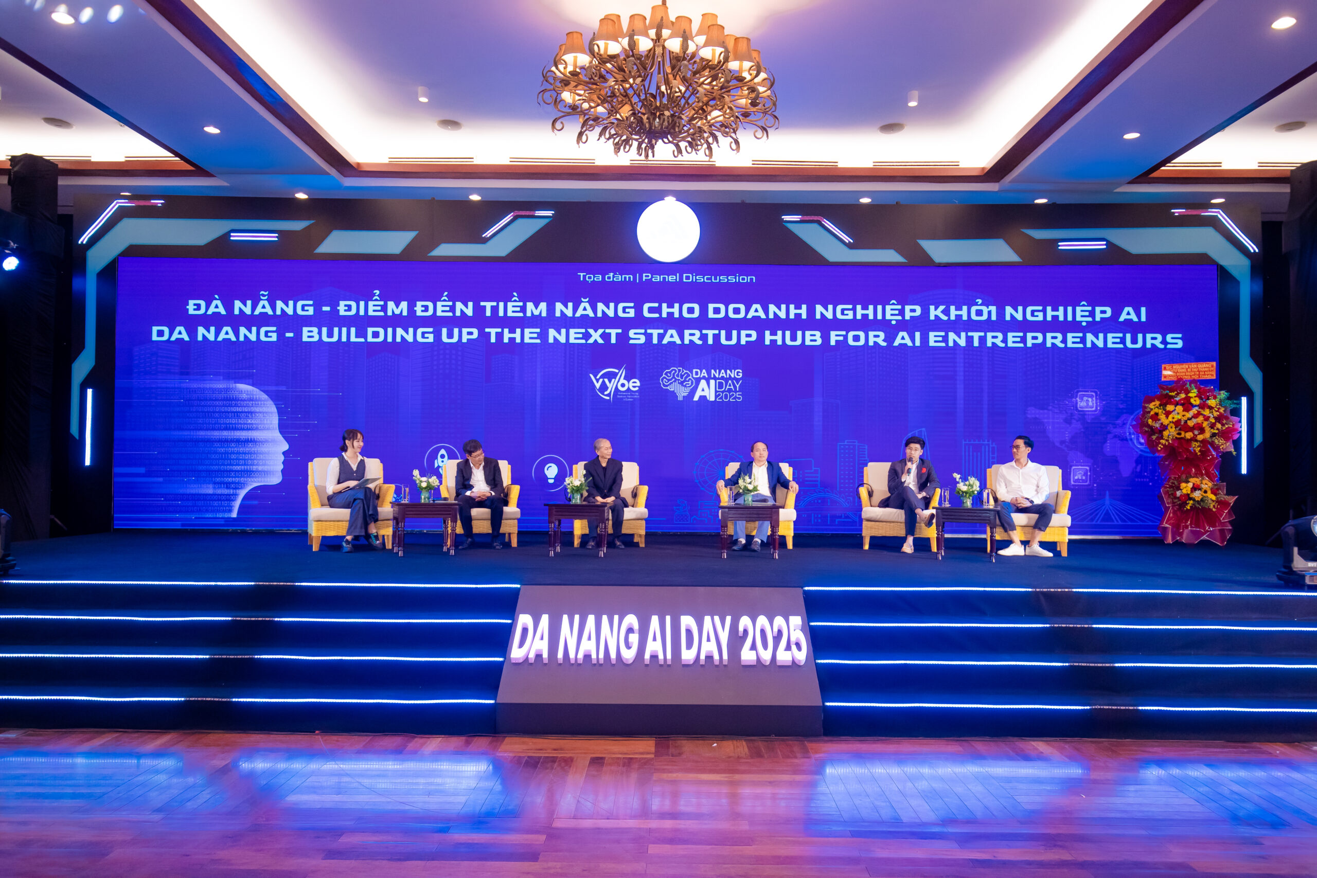 Vietsol CEO presenting Edge AI strategy during the main plenary session of Da Nang AI Day 2025