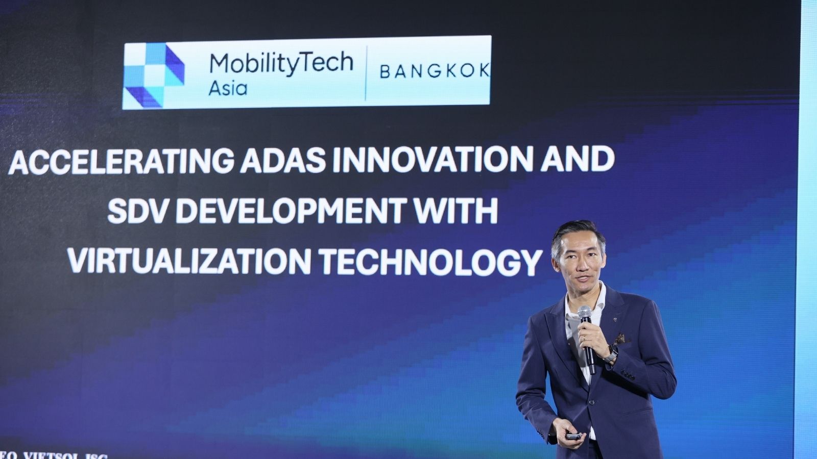 Dr. Nguyen Quoc Tuan, CEO of Vietsol, presenting Virtualization Technology for ADAS and Software-Defined Vehicle (SDV) development at Future MOVE Forum 2026