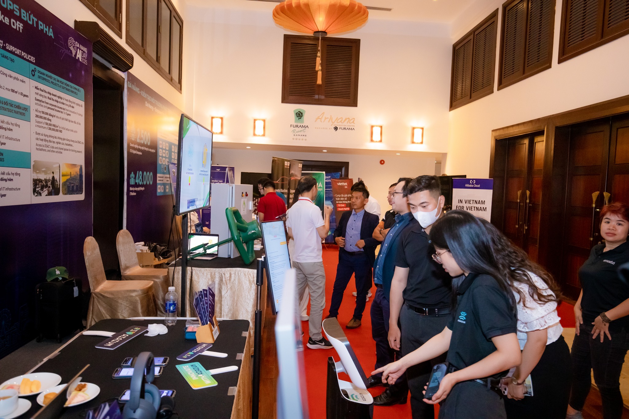 Visitors interacting with Vietsol’s Edge AI demo system at Da Nang AI Day 2025