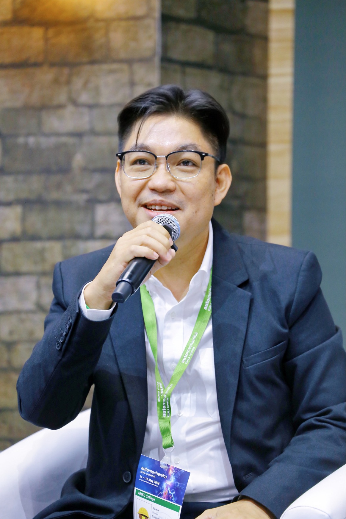 Mr. Son Le, CCO of Vietsol JSC, speaking at Automechanika Ho Chi Minh City conference on automotive and mobility technology.