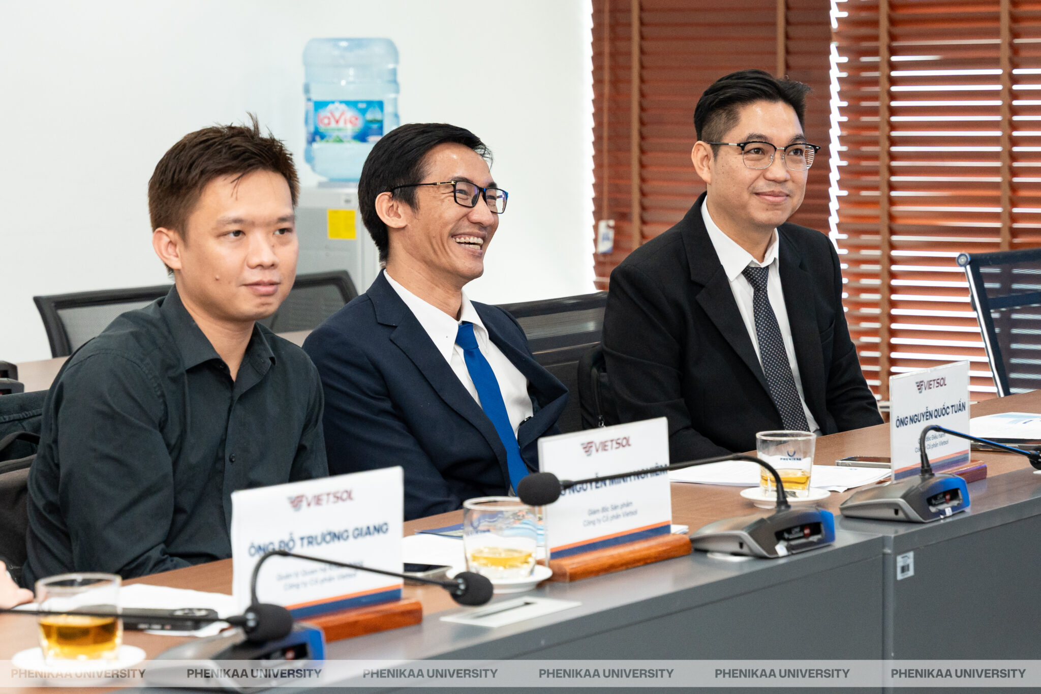 長期的な人材育成に焦点を当てたVietsolとPhenikaa大学のパートナーシップ締結式において、議論に参加するVietsolの経営陣メンバー