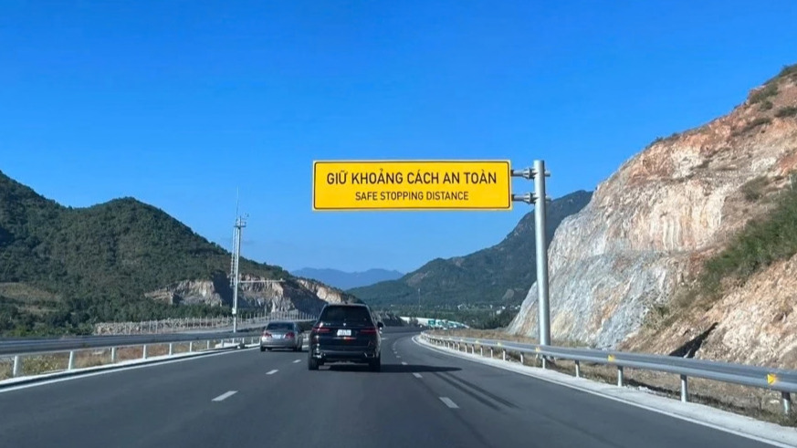 Safe following distance warning on a Vietnamese highway