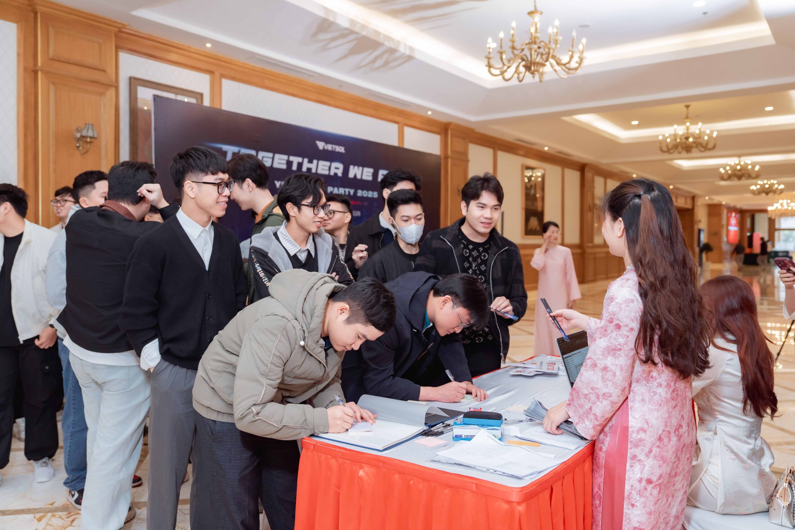 Vietsol Year End Party, networking moment